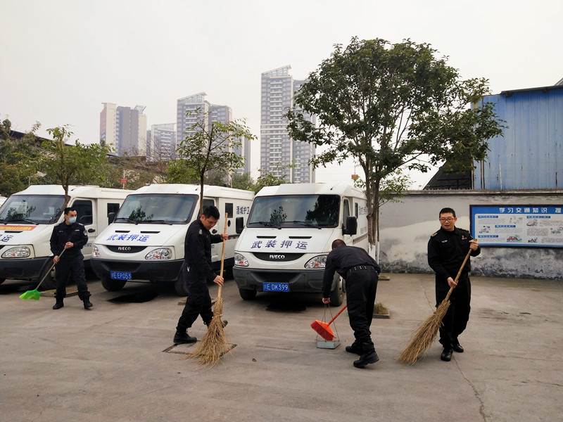 黨員、統(tǒng)戰(zhàn)成員協(xié)調(diào)配合打掃停車場(chǎng).jpg