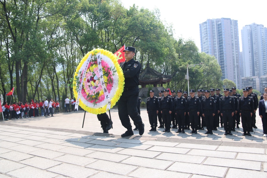 5敬獻(xiàn)花圈2.JPG